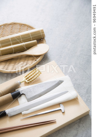 Image of Japanese cuisine: cooking utensils for fish dishes: deba knives, sashimi knives 96949491