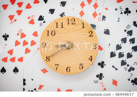 撲克牌和時鐘 8:40 96949657