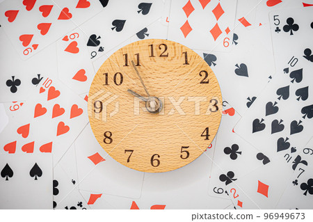 撲克牌和時鐘 9:55 96949673