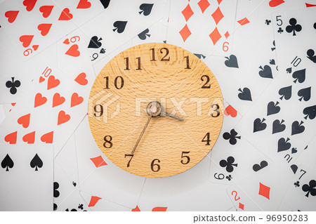 撲克牌和時鐘 3:35 撲克牌和時鐘 3:35 96950283