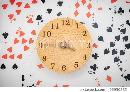撲克牌和時鐘 3:45 撲克牌和時鐘 3:45 96950285