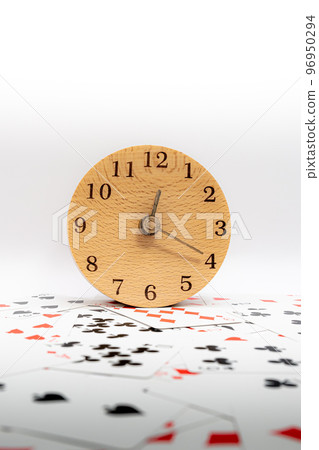 撲克牌和時鐘 12:20 撲克牌和時鐘 12:20 96950294