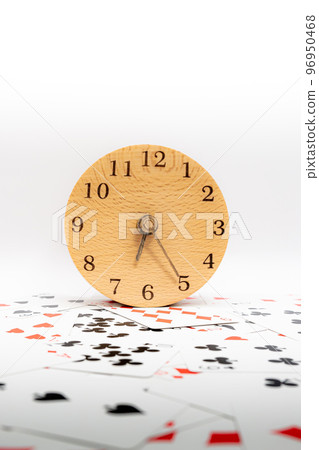 撲克牌和時鐘 6:25 96950468