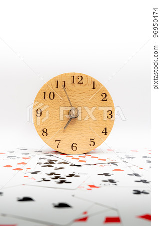撲克牌和時鐘 6:55 撲克牌和時鐘 6:55 96950474