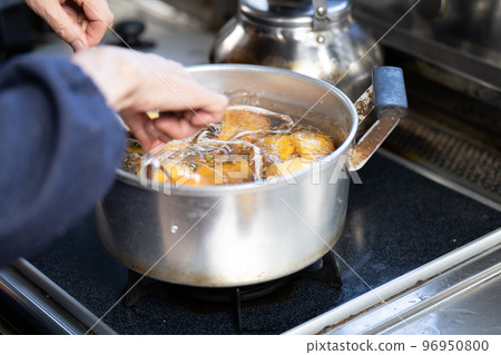 Hanging persimmons sterilized with boiling water 96950800