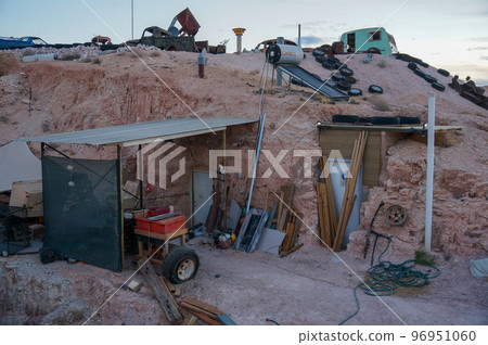庫伯佩迪 (Coober Pedy) 的一處防空屋 庫伯佩迪 (Coober Pedy) 的一處防空屋 96951060