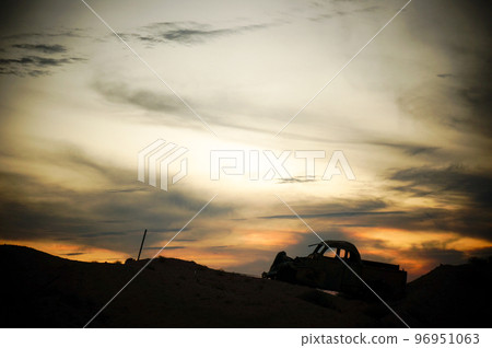 天空和報廢汽車剪影 96951063