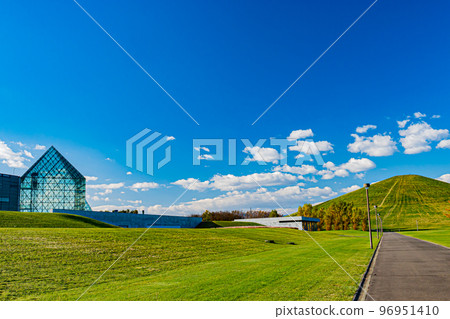 Scenery of Moerenuma Park in autumn in Hokkaido 96951410