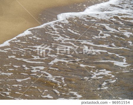 沙灘上的波浪。 沙灘上的波浪。 96951554