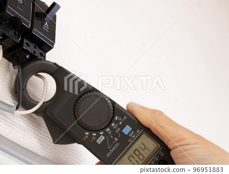 Image of current measurement with a clamp meter 96951883