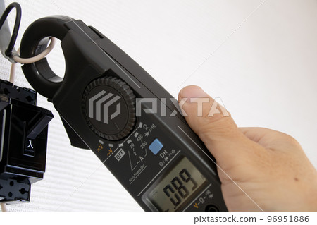Image of current measurement with a clamp meter Image of current measurement with a clamp meter 96951886