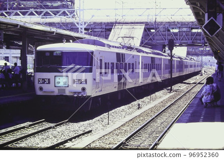 Express "Izu" No. 4 (704M), Series 185, Kawasaki Station, August 2, 1981, Kodachrome 64 96952360