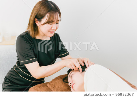 A woman and a therapist ear esthetician undergoing treatment at an ear cleaning salon, ear esthetic, otolaryngology 96952367