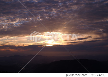 The setting sun from Aso Kusasenri The setting sun from Aso Kusasenri 96953290