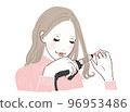 女人用抹子纏繞她的頭髮 96953486