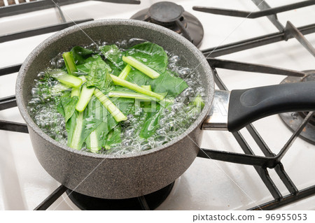 Cuts to boil Komatsuna 96955053