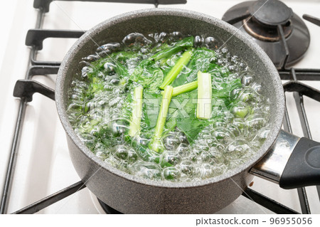 Cuts to boil Komatsuna 96955056