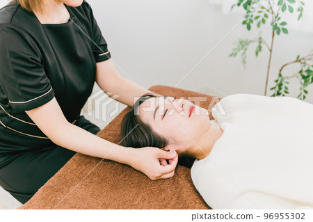 在整骨療法和針灸診所接受耳針按摩的亞洲婦女和治療師 96955302