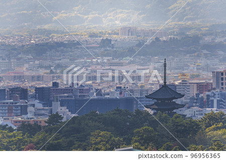 興福寺五層寶塔和從若草山看到的奈良街道 96956365
