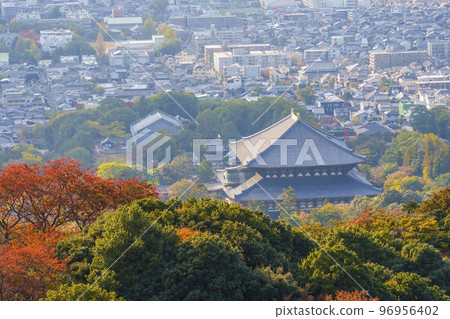 若草山和紅色的奈良市景,東大寺大佛殿 若草山和紅色的奈良市景,東大寺大佛殿 96956402