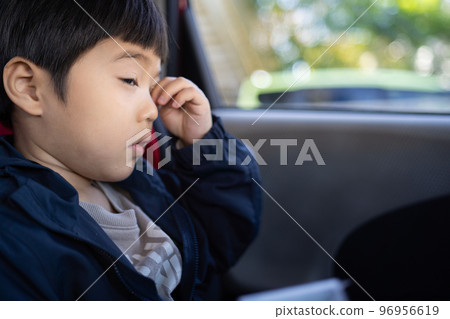 5歲男童出門坐車揉眼睛很困 5歲男童出門坐車揉眼睛很困 96956619