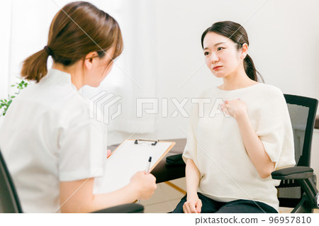 Female doctors and nurses who examine, interview, and counsel patients suffering from lung, heart, cough, and asthma at hospitals, osteopathic clinics, and chiropractic clinics 96957810