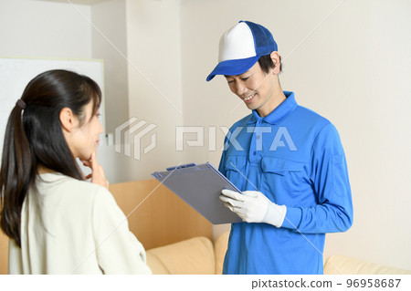 Worker men and young women having a conversation 96958687