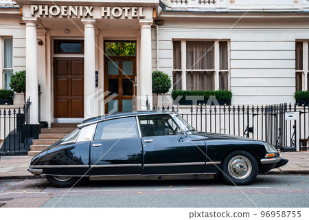 London, UK. October 10 2022. 1973 Citroen SM classic car parked by the luxury hotel. London, UK. October 10 2022. 1973 Citroen SM classic car parked by the luxury hotel. 96958755