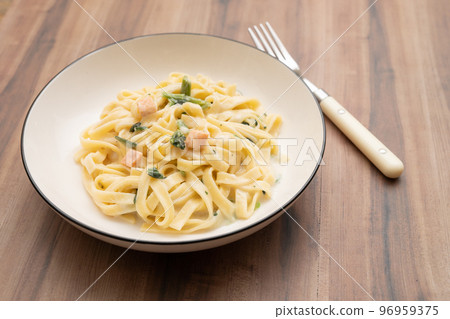 三文魚和菠菜奶油意大利面 96959375