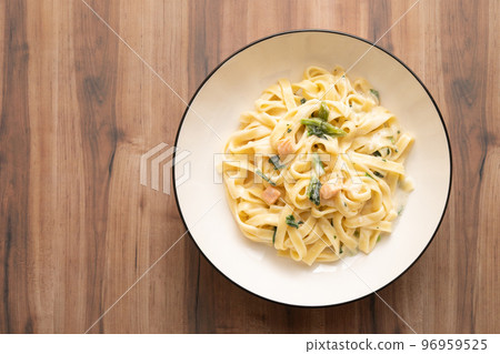 三文魚和菠菜奶油意大利面 96959525