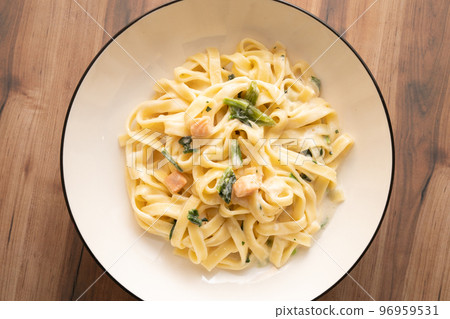 三文魚和菠菜奶油意大利面 三文魚和菠菜奶油意大利面 96959531