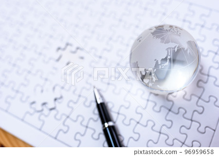 Globe on jigsaw puzzle 最後一塊標準顏色 Globe on jigsaw puzzle 最後一塊標準顏色 96959658