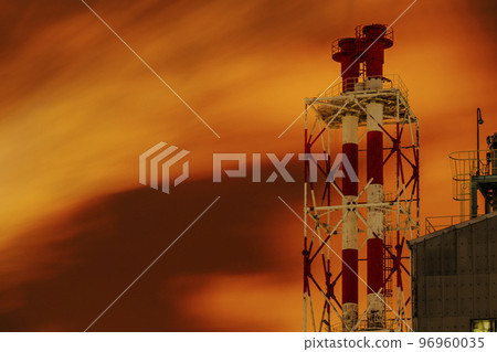 川崎工廠夜景 天空因耀斑堆疊現象而染成紅色 [神奈川縣川崎市] 96960035