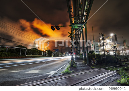 川崎市千鳥町的工廠夜景因耀斑現象而染成紅色[神奈川縣川崎市] 96960041