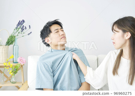 夫妻吵架搶老公衣襟的老婆 96960275