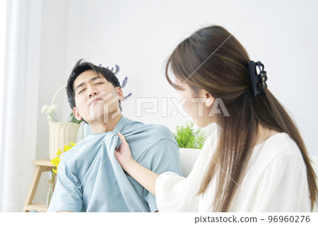 A wife who grabs her husband's lapels in a couple fight 96960276
