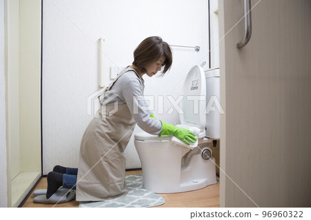 中年日本家庭主婦打掃廁所 中年日本家庭主婦打掃廁所 96960322