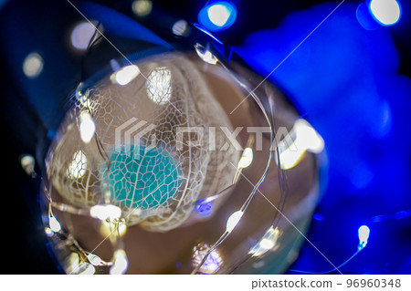 一張水印酸漿的照片，它在黑色背景上顯得格外醒目，並被照明的光線著色 96960348