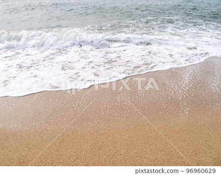 沙灘上的波浪。 96960629