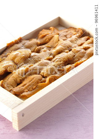 Sea urchin, a luxury ingredient, in a wooden box Sea urchin, a luxury ingredient, in a wooden box 96961411