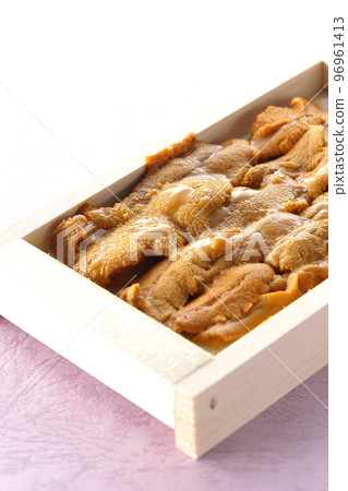 海膽，一種奢侈的原料，裝在木箱裡 96961413