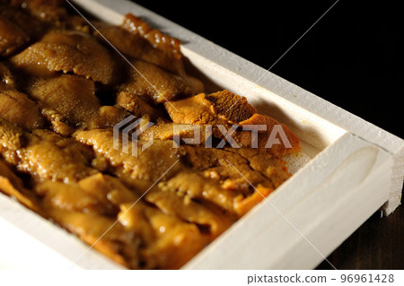 Sea urchin, a luxury ingredient, in a wooden box Sea urchin, a luxury ingredient, in a wooden box 96961428