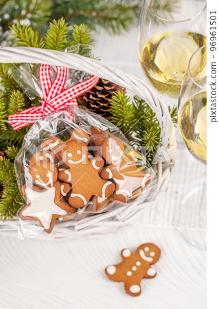 Basket with Christmas gingerbread cookies 96961501