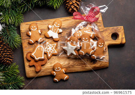 Gingerbread man cookies in gift pack 96961575