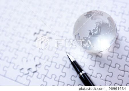 Globe on jigsaw puzzle last piece standard color Globe on jigsaw puzzle last piece standard color 96961684
