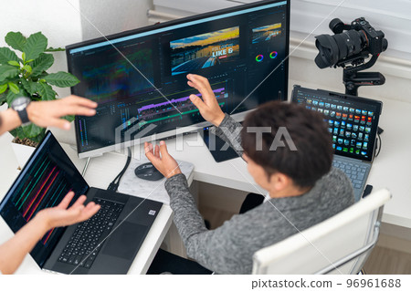 Video/Video Creator Male Video Marketing Editing Advertising Activities Bird's-eye View Gimbal 2 People Size 96961688