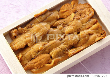 A bird's-eye view of sea urchin, a luxury ingredient in a wooden box A bird's-eye view of sea urchin, a luxury ingredient in a wooden box 96961725