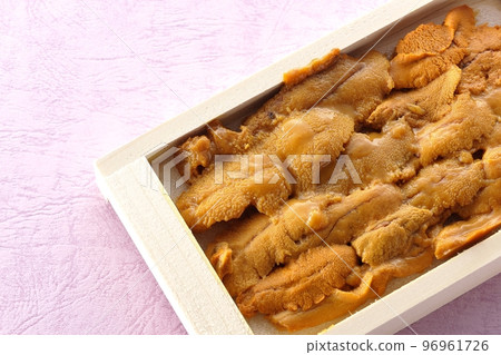 A bird's-eye view of sea urchin, a luxury ingredient in a wooden box 96961726