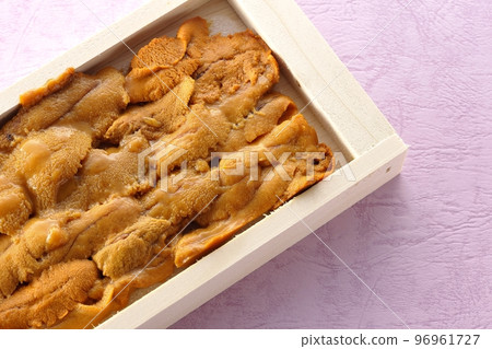 海膽鳥瞰圖，木盒中的高級食材 96961727