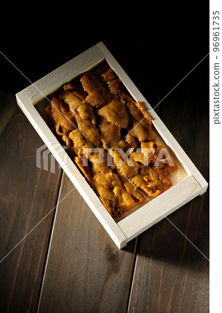 A bird's-eye view of sea urchin, a luxury ingredient in a wooden box 96961735